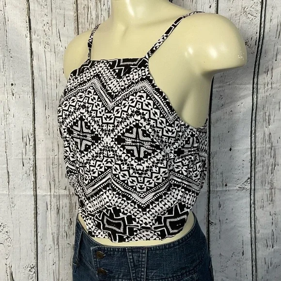 Express Black & White Geometric Pattern Halter Style Crop Top Sz Medium NWT - Picture 2 of 5